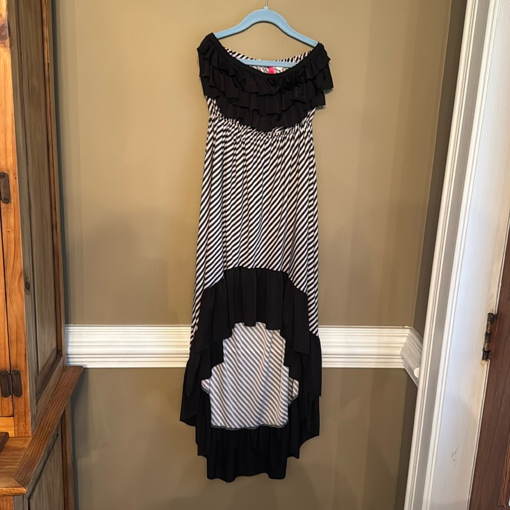Dress. Black and White A-Line  strapless with ruffle Detail size Large